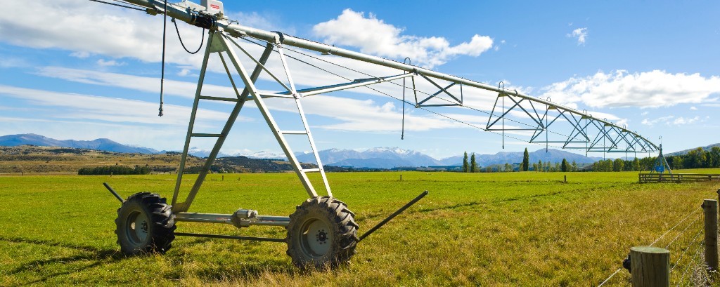 Wide green pasture and mountains, North Otago